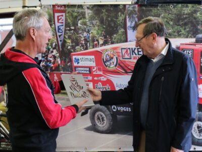 sponsor logo overhandiging